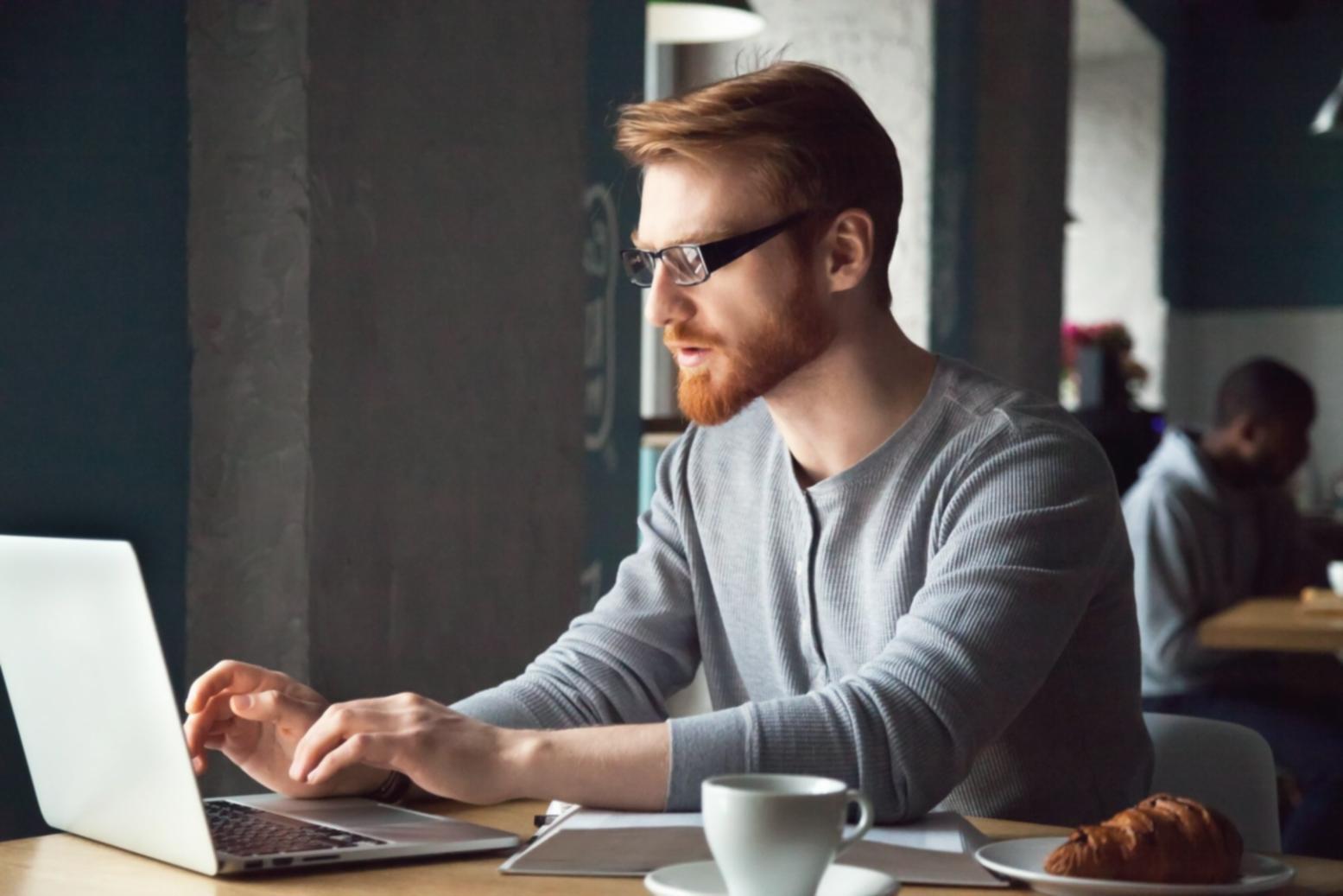 Profissionais desenvolvendo jogos sociais de cassino em ambiente colaborativo